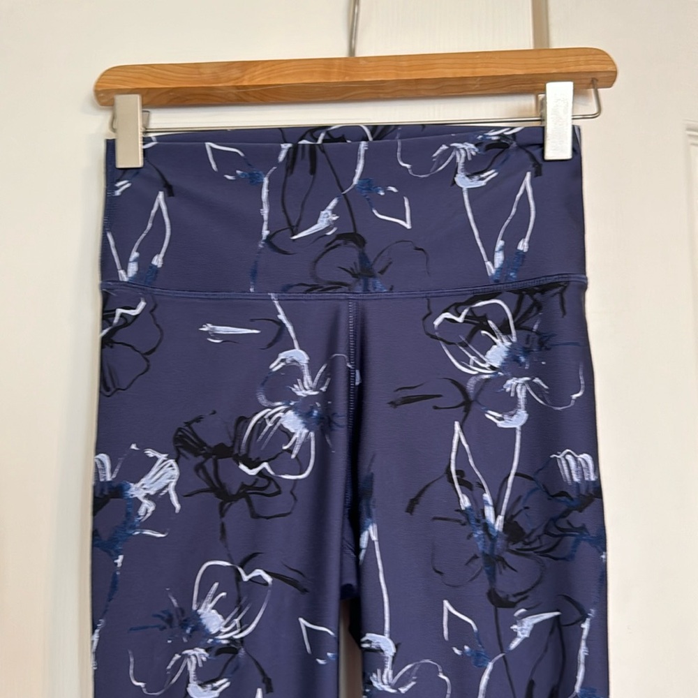 Powerhold floral Leggings. Fabletics. Blue floral.
